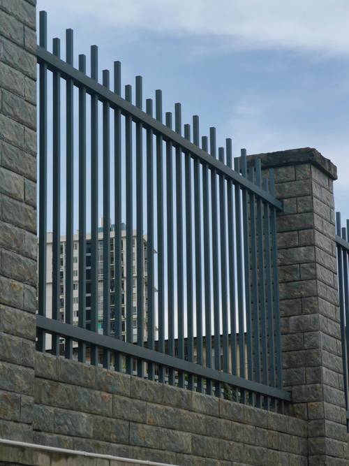 市政圍欄護(hù)欄產(chǎn)品選購要點(diǎn)與源頭工廠經(jīng)驗(yàn)分享