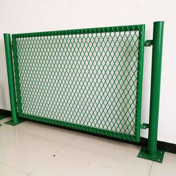 新野縣鐵路護(hù)欄網(wǎng) 守護(hù)安全，聯(lián)通未來——淺析框架護(hù)欄網(wǎng)與公路護(hù)欄網(wǎng)的應(yīng)用